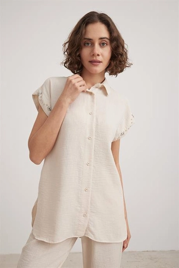 Een kledingmodel uit de groothandel draagt  G27-4717 Steen
, Turkse groothandel Shirt van Levure