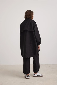 A wholesale clothing model wears lev10332-black, Turkish wholesale Trenchcoat of Levure