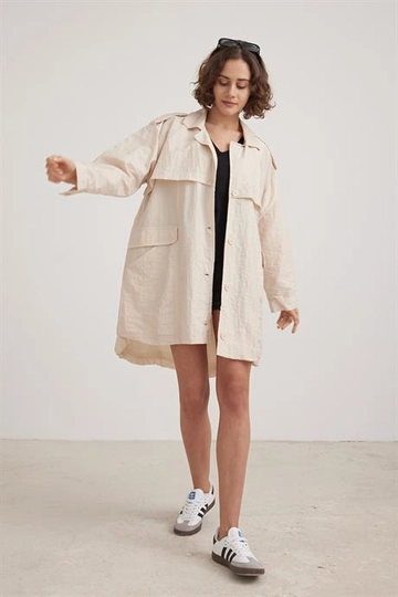 Bir model, Levure toptan giyim markasının  T27-8128 Taş
 toptan Trençkot ürününü sergiliyor.