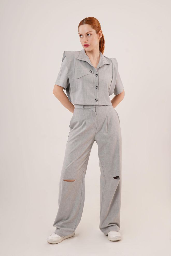 Lustrin Blusa Abotonada Con Bolsillos Y Pantalones Detallados En La Rodilla Traje Gris De Dos Piezas Al Por Mayor Ropa al por mayor Casual