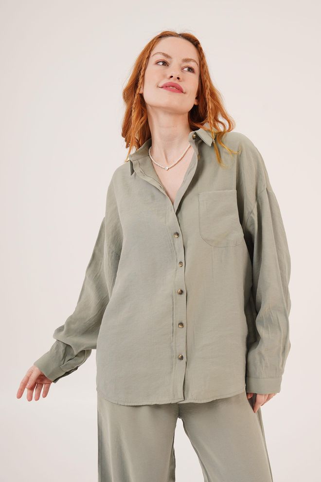 Lustrin Camisa Caqui Al Por Mayor Con Hombros Bajos Y Un Bolsillo Con Estampado Oblicuo Ropa al por mayor Casual