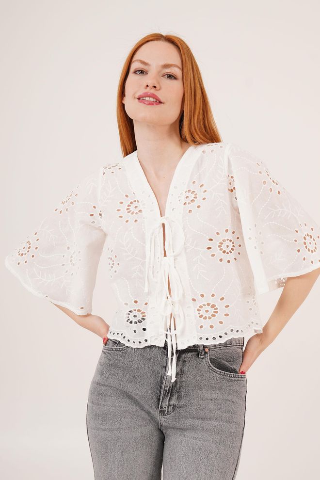 Lustrin Beyaz Boho Çiçekli Bağlamalı Crop V Yaka Gömlek Toptan Giyim Gündelik