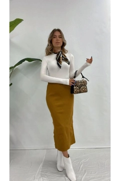 A wholesale clothing model wears max10023-high-waist-knitwear-pencil-skirt, Turkish wholesale Skirt of Maxi Modena