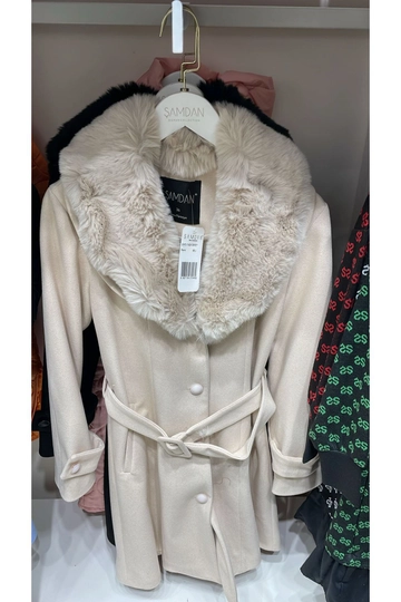 A wholesale clothing model wears  Beige Color Fur Collar Belted Coat
, Turkish wholesale Coat of Maxi Modena