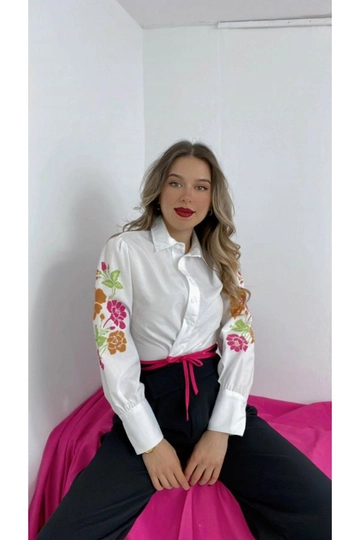 A wholesale clothing model wears  Women's Shirt With Floral Pattern On The Sleeves And Rope Tie Detail On The Waist - White
, Turkish wholesale Shirt of Maxi Modena