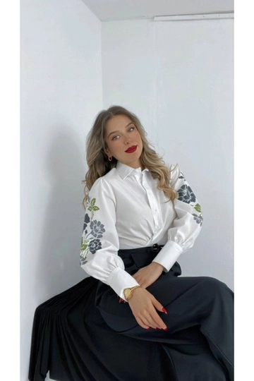A wholesale clothing model wears  Women's Shirt With Floral Pattern On The Sleeves And Rope Tie Detail On The Waist - White
, Turkish wholesale Shirt of Maxi Modena