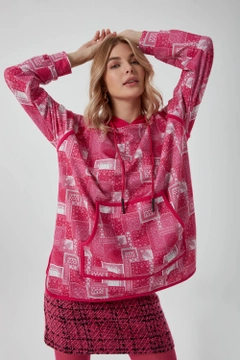 Een kledingmodel uit de groothandel draagt MZC10052 - Full Patterned Sweatshirt - Fuchsia, Turkse groothandel Sweatshirt van MZL Collection