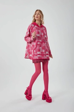 Una modelo de ropa al por mayor lleva MZC10052 - Full Patterned Sweatshirt - Fuchsia, Sudadera turco al por mayor de MZL Collection