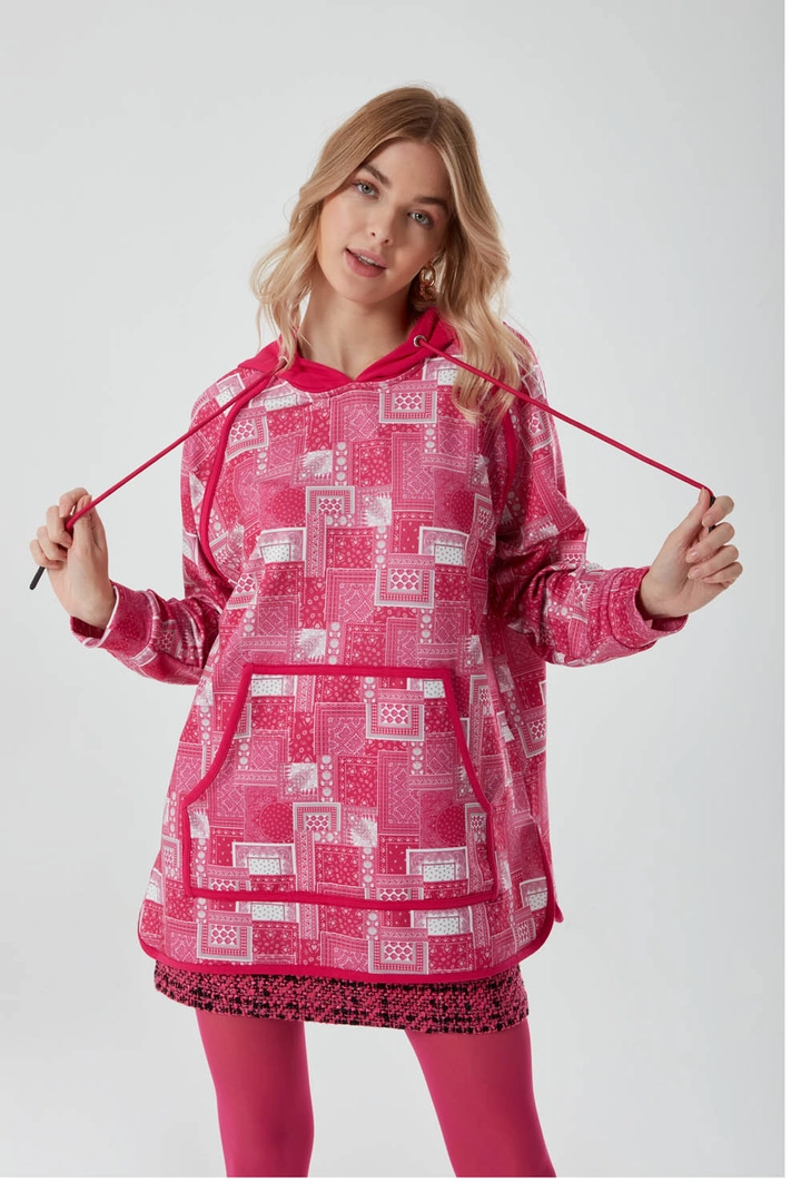 Een kledingmodel uit de groothandel draagt MZC10052 - Full Patterned Sweatshirt - Fuchsia, Turkse groothandel Sweatshirt van MZL Collection