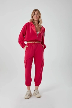 Una modelo de ropa al por mayor lleva MZC10016 - Zippered Crop Sweatshirt - Fuchsia, Sudadera turco al por mayor de MZL Collection