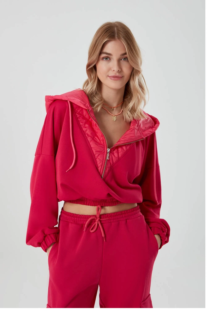 Een kledingmodel uit de groothandel draagt MZC10016 - Zippered Crop Sweatshirt - Fuchsia, Turkse groothandel Sweatshirt van MZL Collection
