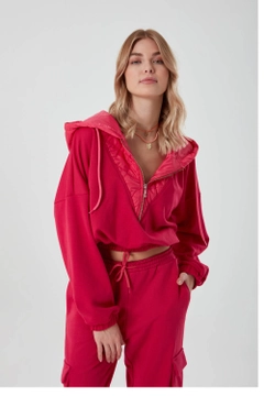 Een kledingmodel uit de groothandel draagt MZC10016 - Zippered Crop Sweatshirt - Fuchsia, Turkse groothandel Sweatshirt van MZL Collection