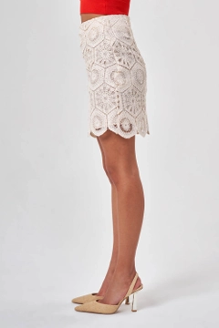 Bir model, MZL Collection toptan giyim markasının MZC10017 - Esila Guipure Skirt - Beige toptan Etek ürününü sergiliyor.