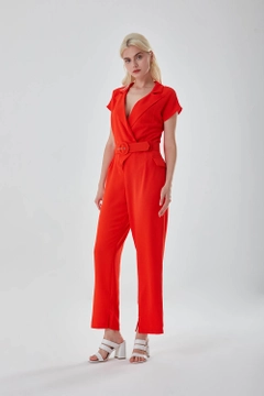 Bir model, MZL Collection toptan giyim markasının MZC10024 - Belted Orange Crepe Jumpsuit - Orange toptan Tulum ürününü sergiliyor.
