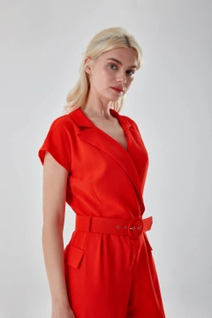 Ένα μοντέλο χονδρικής πώλησης ρούχων φοράει MZC10024 - Belted Orange Crepe Jumpsuit - Orange, τούρκικο Ολόσωμη φόρμα χονδρικής πώλησης από MZL Collection