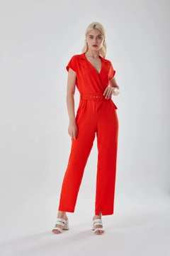 Ένα μοντέλο χονδρικής πώλησης ρούχων φοράει MZC10024 - Belted Orange Crepe Jumpsuit - Orange, τούρκικο Ολόσωμη φόρμα χονδρικής πώλησης από MZL Collection