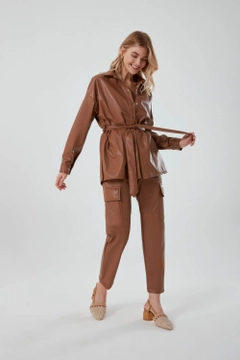 Bir model, MZL Collection toptan giyim markasının MZC10034 - Leather Detailed Tunic - Camel toptan Tunik ürününü sergiliyor.