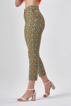 Una modelo de ropa al por mayor lleva MZC10183 - Pants - Orange, Pantalón turco al por mayor de MZL Collection