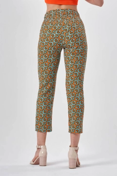 Una modella di abbigliamento all'ingrosso indossa MZC10183 - Pants - Orange, vendita all'ingrosso turca di Pantaloni di MZL Collection