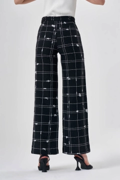Een kledingmodel uit de groothandel draagt MZC10174 - Trousers - Black, Turkse groothandel Broek van MZL Collection