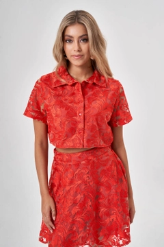 Bir model, MZL Collection toptan giyim markasının MZC10180 - Shirt - Red toptan Gömlek ürününü sergiliyor.