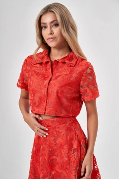 Bir model, MZL Collection toptan giyim markasının MZC10180 - Shirt - Red toptan Gömlek ürününü sergiliyor.