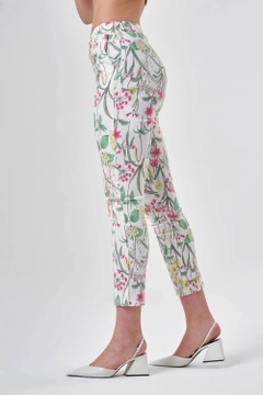 Una modella di abbigliamento all'ingrosso indossa MZC10187 - Patterned Skinny Leg Colored Trousers - Multicolor, vendita all'ingrosso turca di Pantaloni di MZL Collection