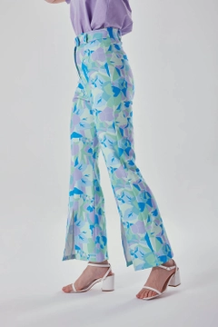Bir model, MZL Collection toptan giyim markasının MZC10100 - Trousers - Multicolor toptan Pantolon ürününü sergiliyor.