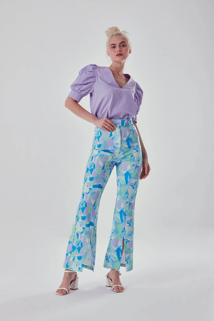 Bir model, MZL Collection toptan giyim markasının MZC10100 - Trousers - Multicolor toptan Pantolon ürününü sergiliyor.