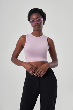 Bir model, MZL Collection toptan giyim markasının MZC10138 - Crop Blouse - Powder Pink toptan Bluz ürününü sergiliyor.
