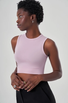 Bir model, MZL Collection toptan giyim markasının MZC10138 - Crop Blouse - Powder Pink toptan Bluz ürününü sergiliyor.