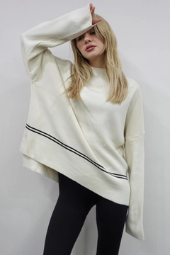 A wholesale clothing model wears 10005-knitwear-sweater-ecru, Turkish wholesale Sweater of Maestro Woman