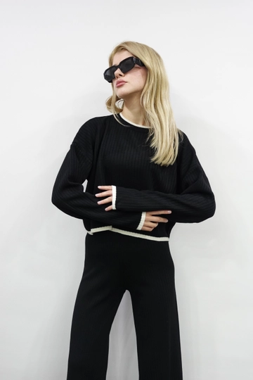 Bir model, Maestro Woman toptan giyim markasının  Triko Takım
 toptan Takım ürününü sergiliyor.