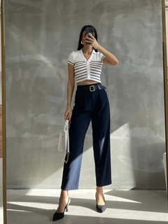 Ένα μοντέλο χονδρικής πώλησης ρούχων φοράει mae10014-belted-trousers-navy-blue, τούρκικο Παντελόνι χονδρικής πώλησης από Maestro Woman