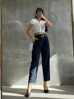 Bir model, Maestro Woman toptan giyim markasının mae10014-belted-trousers-navy-blue toptan Pantolon ürününü sergiliyor.