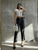 Una modelo de ropa al por mayor lleva mae10016-belted-trousers-anthracite,  turco al por mayor de 