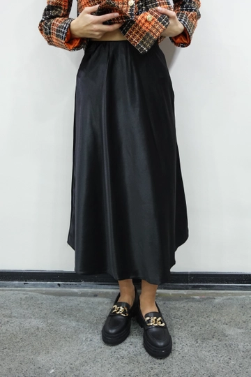 Ein Bekleidungsmodell aus dem Großhandel trägt  Satin-Midirock Schwarz
, türkischer Großhandel Rock von Maestro Woman