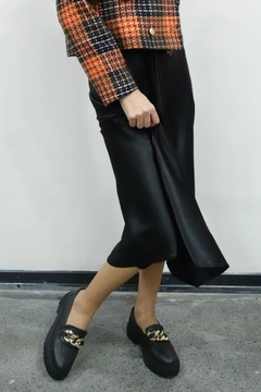 A wholesale clothing model wears mae10024-satin-midi-skirt-black, Turkish wholesale Skirt of Maestro Woman