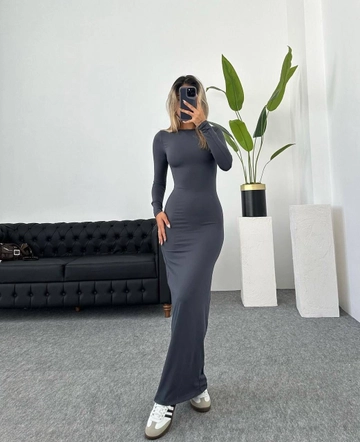 Ένα μοντέλο χονδρικής πώλησης ρούχων φοράει  Μακρυμάνικο Φόρεμα Diver - Σκούρο Γκρι
, τούρκικο Φόρεμα χονδρικής πώλησης από Maestro Woman