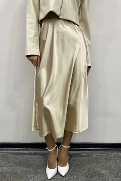 A wholesale clothing model wears mae10023-satin-midi-skirt-beige, Turkish wholesale Skirt of Maestro Woman