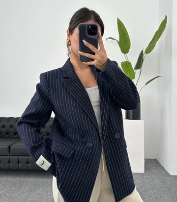 Bir model, Maestro Woman toptan giyim markasının  Kol Etiketli Çizgili Oversize Ceket - Lacivert
 toptan Ceket ürününü sergiliyor.