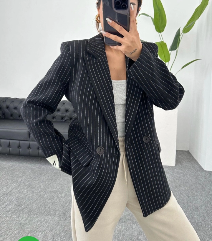 A wholesale clothing model wears 10030-striped-oversize-black-with-sleeve-labels, Turkish wholesale Jacket of Maestro Woman