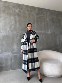 A wholesale clothing model wears mae10055-raised-plaid-coat-white, Turkish wholesale Coat of Maestro Woman