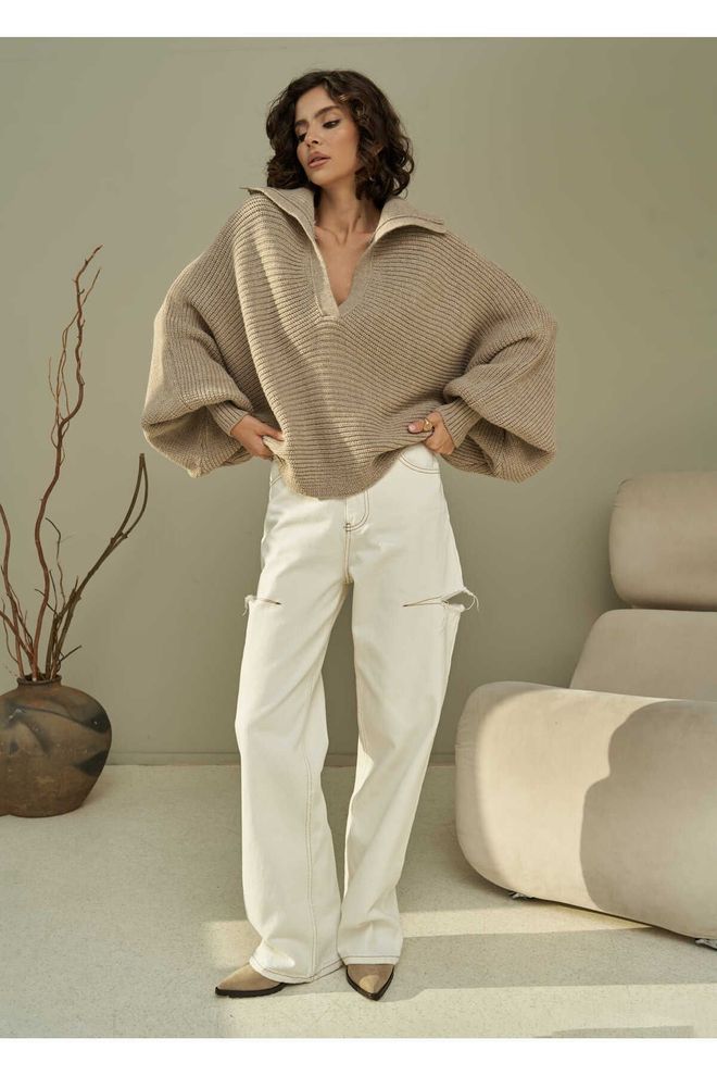 Mai Collection Beiger Pullover Mit V Ausschnitt Und Extra Langen Geraden Ärmeln In Oversized Passform Großhandelskleidung Lässig