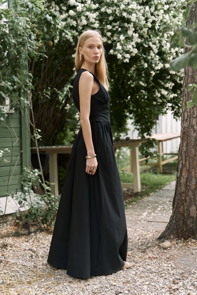 Mai Collection Црна Елегантна Хаљина Са Прорезом В изрезом И Дужином До Пода Велепродаја одеће Пролеће