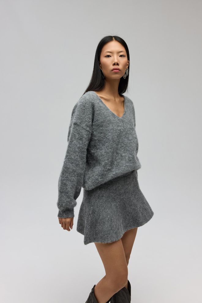 Mai Collection Серый Свитер С V образным Вырезом И Длинными Рукавами Grey Sweater With V Neck And Long Sleeves Оптовая продажа одежды Весна