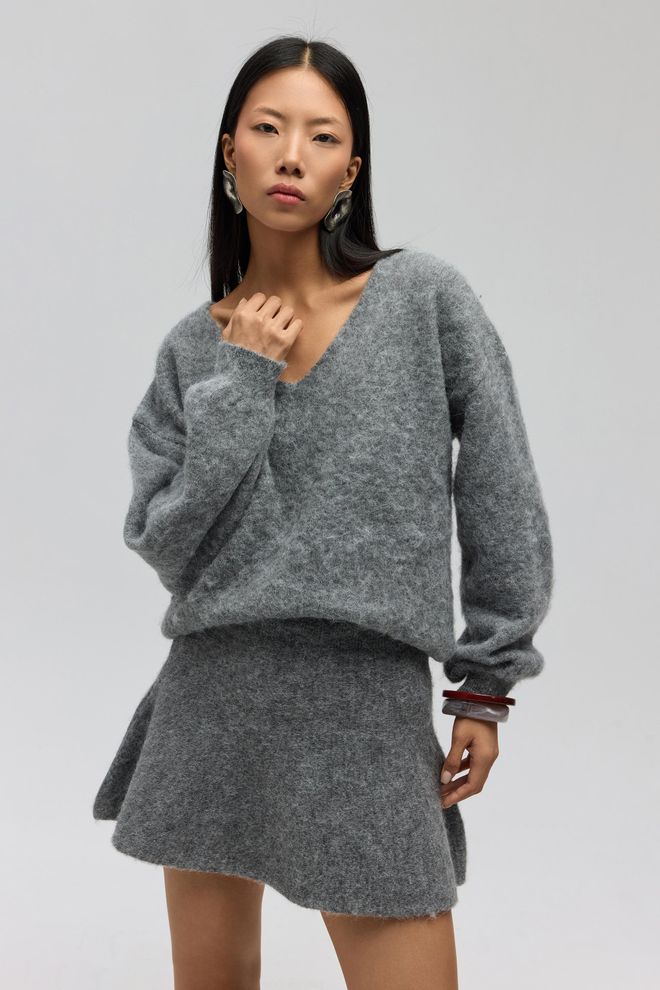 Mai Collection Серый Свитер С V образным Вырезом И Длинными Рукавами Grey Sweater With V Neck And Long Sleeves Оптовая продажа одежды Повседневный