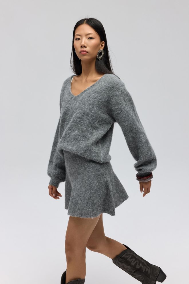 Mai Collection Серый Свитер С V образным Вырезом И Длинными Рукавами Grey Sweater With V Neck And Long Sleeves Оптовая продажа одежды Бездельничать