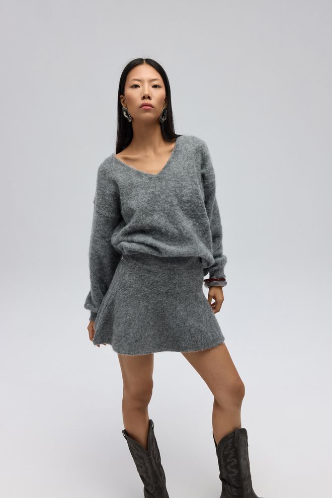 Mai Collection Серый Свитер С V образным Вырезом И Длинными Рукавами Grey Sweater With V Neck And Long Sleeves Оптовая продажа одежды 1