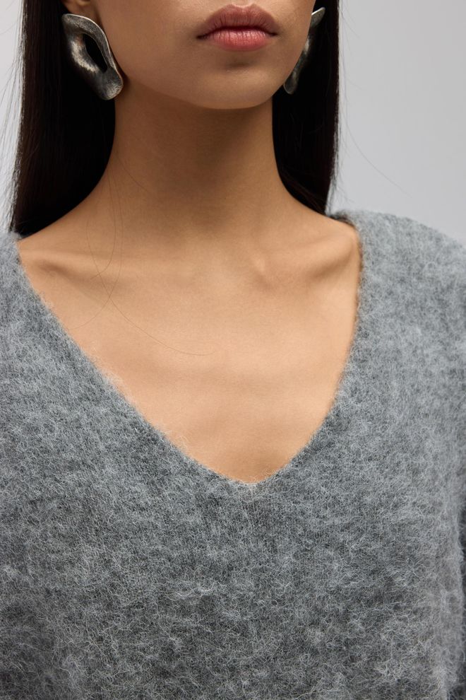 Mai Collection Серый Свитер С V образным Вырезом И Длинными Рукавами Grey Sweater With V Neck And Long Sleeves Оптовая продажа одежды Работа